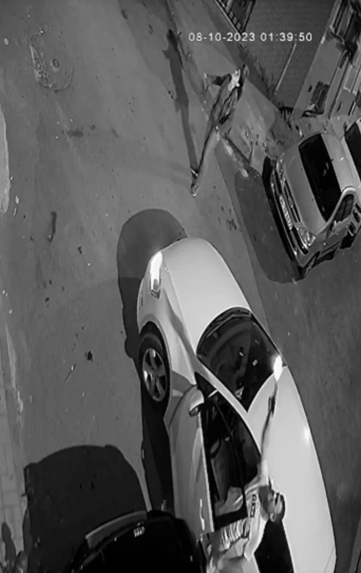 Bayrampaşa&rsquo;da dehşet anları kamerada: 10 yıllık arkadaşının eşi, evine kurşun yağdırdı
