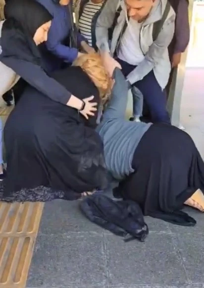 Bayrampaşa’da müzisyen dilencilerin yer kavgası kamerada: Saç saça baş başa girdiler
