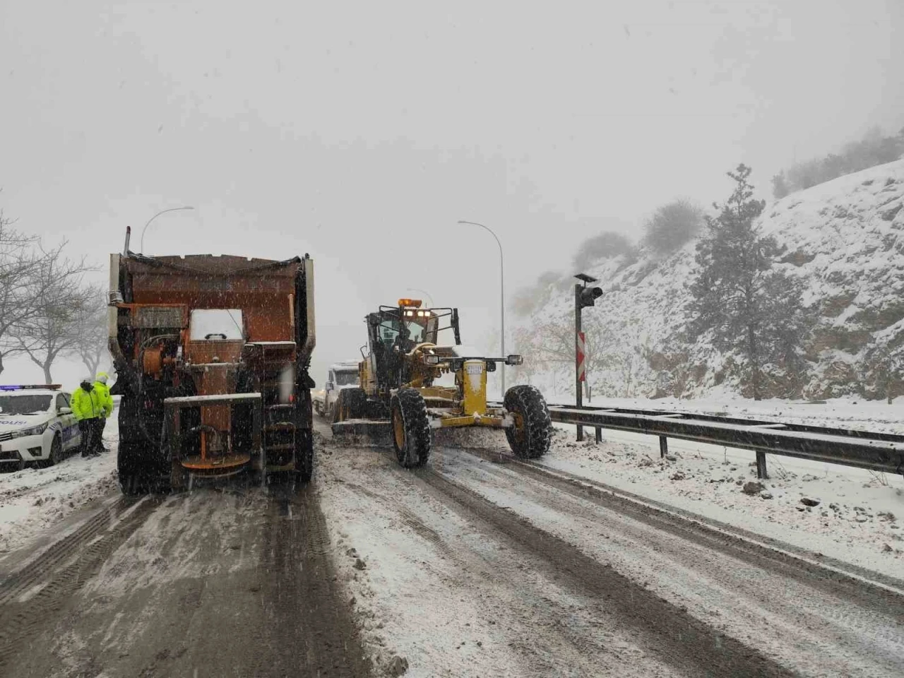 Bazı yollar yoğun kar yağışı nedeniyle trafiğe kapatıldı
