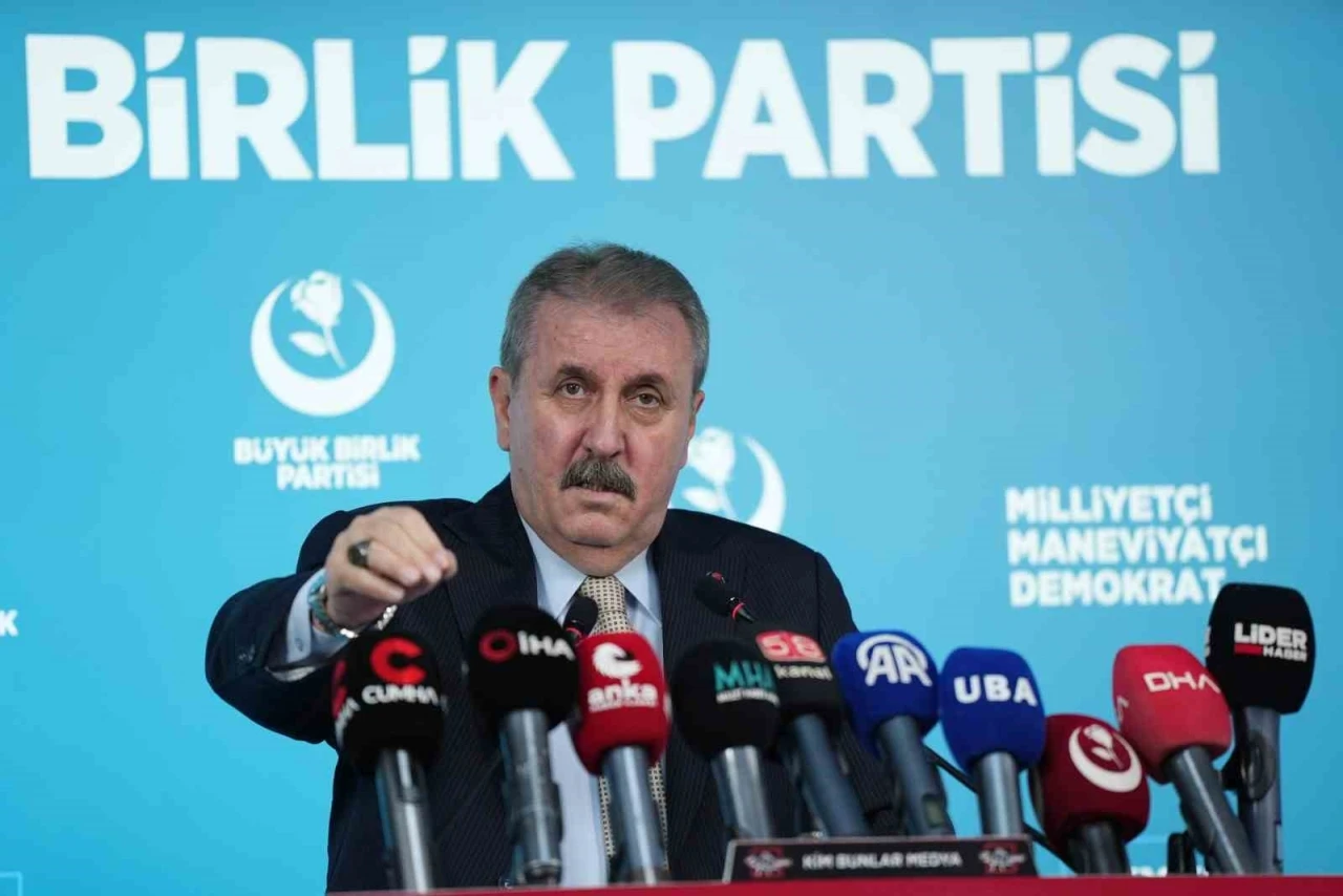 BBP Genel Başkanı Destici: "Savaş mı var bu &uuml;lkede de CHP barış konferansı d&uuml;zenledi?"
