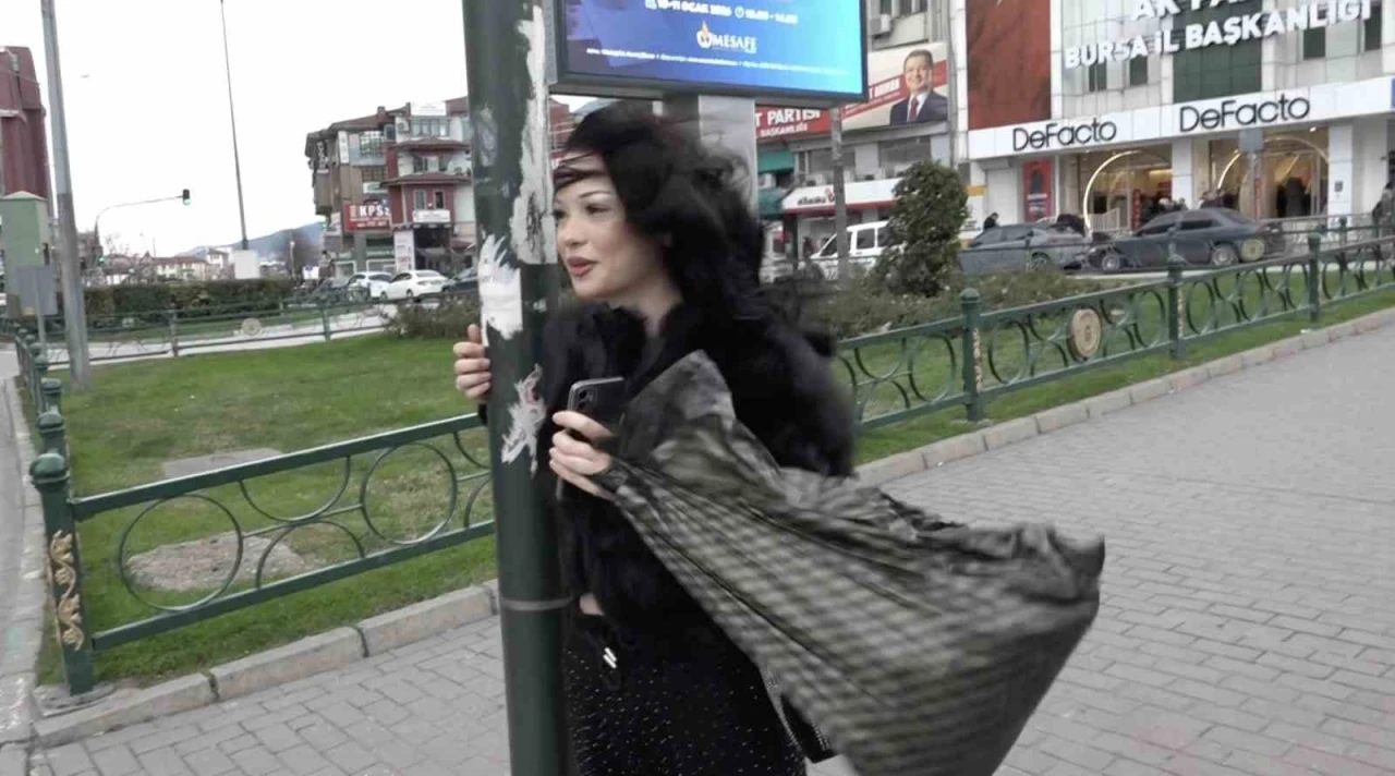 Bebek arabası lodosla birlikte s&uuml;r&uuml;klenerek devrildi
