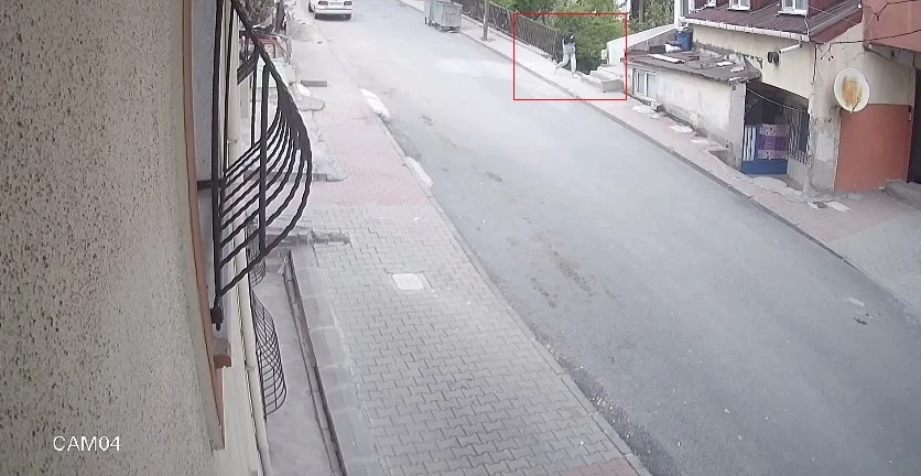Beğendiği ayakkabıyı çalmak için geri döndü, o anlar kamerada
