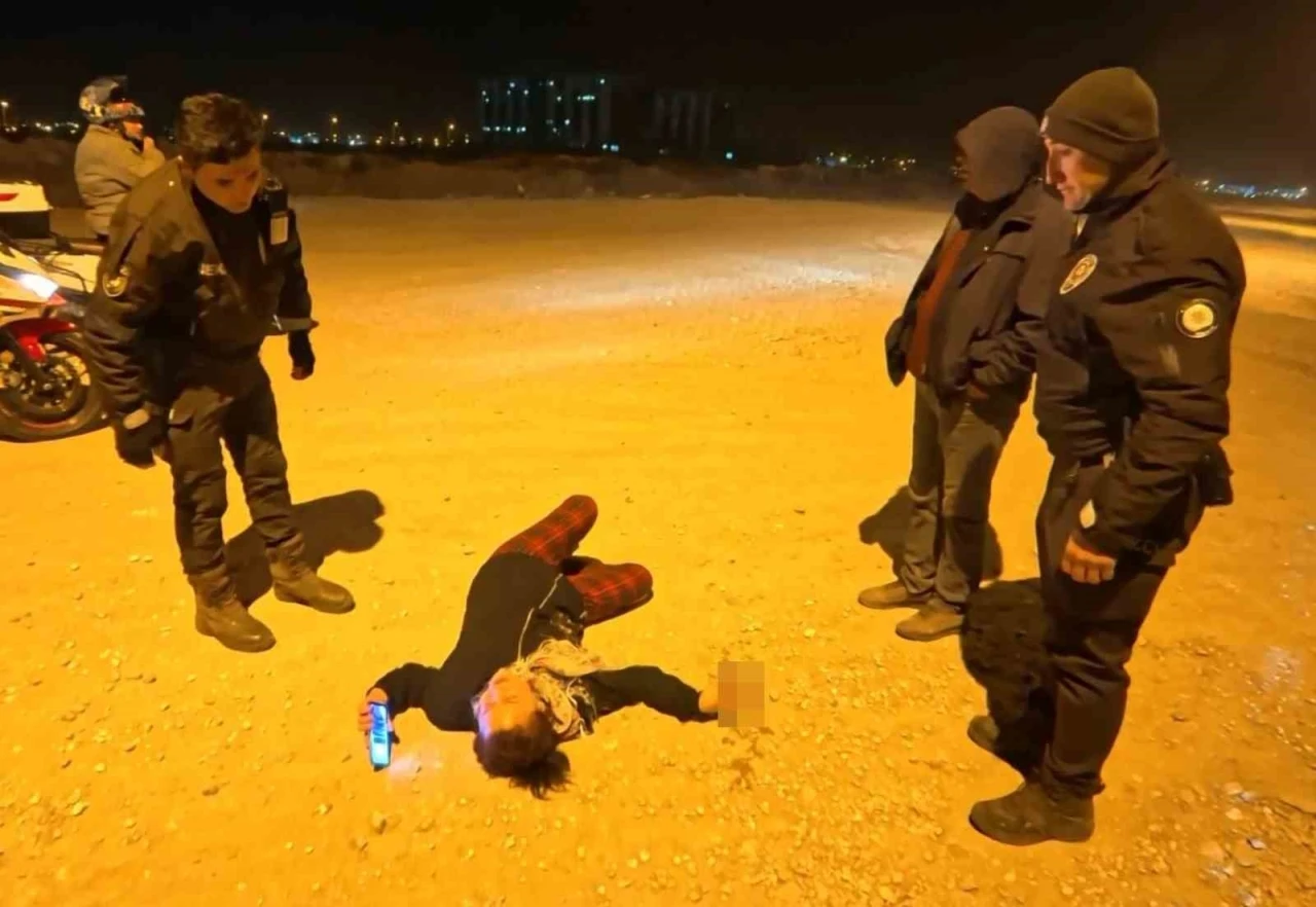 Bekçiler, "Eve bırakalım" dedi, alkollü kadın "Ölümü bulursunuz" cevabını verdi
