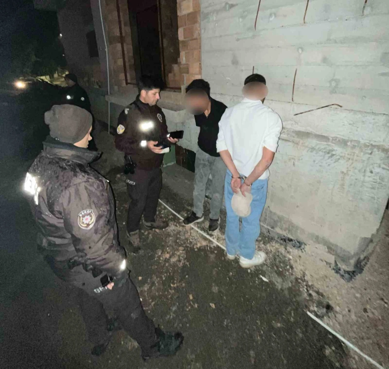 Bekçilerin dikkati sayesinde hırsızlık yapan şahıslar yakalandı
