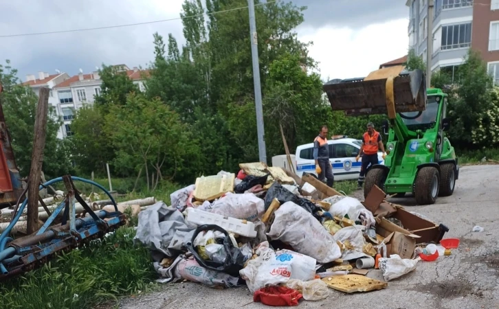 Belediye ekipleri müstakil evden 5 kamyon çöp çıkarttı
