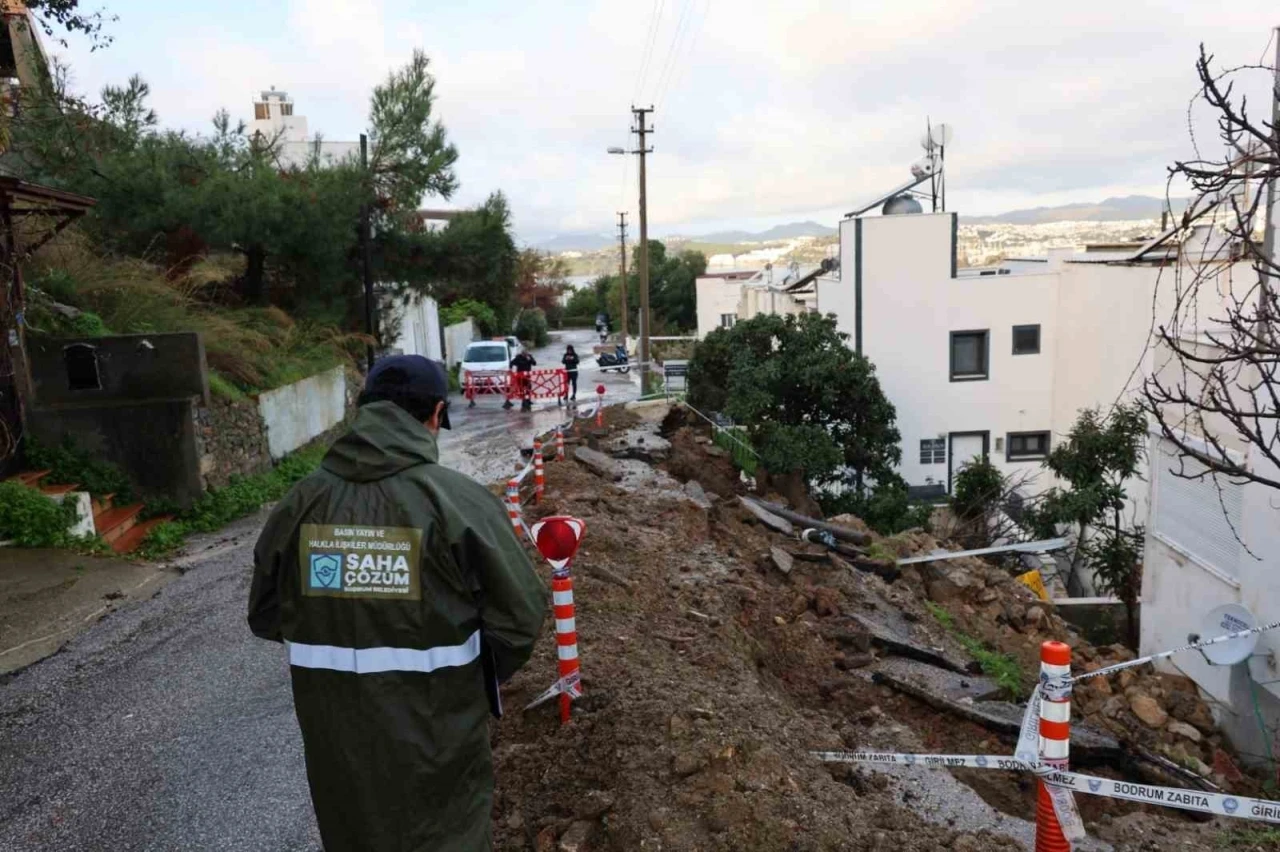 Belediye ekiplerinin yoğun mesaisi s&uuml;r&uuml;yor
