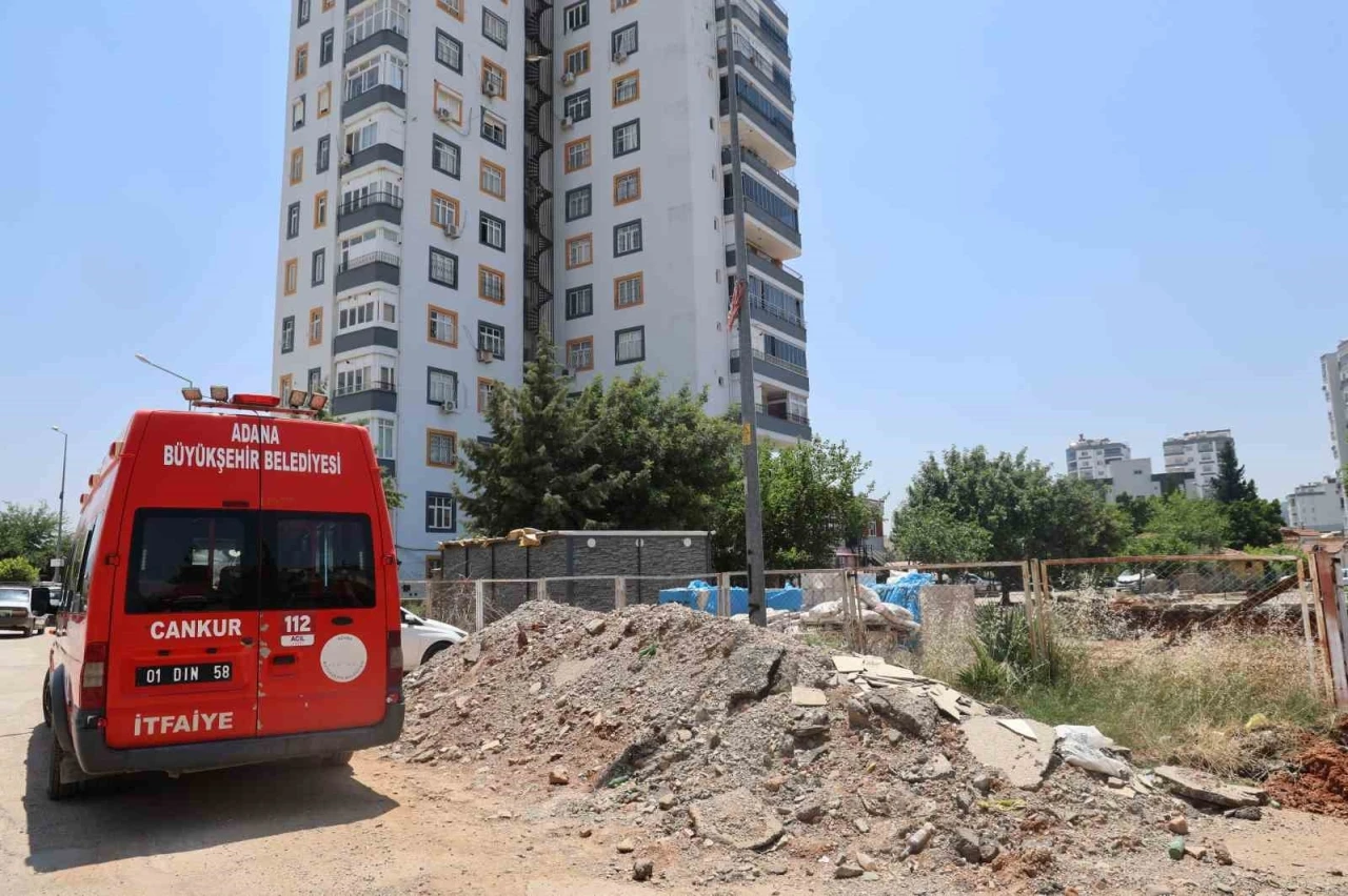 Belediye itfaiye binası i&ccedil;in apartmanın istinat duvarını yıktı
