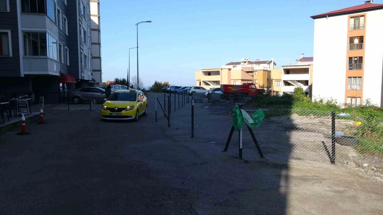 Belediye kamulaştırma bedelini ödemeyince, sahipleri yolu çit çekip kapattı
