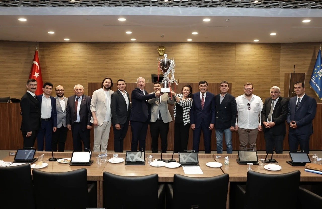 Belediye Meclisi’ne basketbol takımının şampiyonluğun simgesi olan kupa damgası vurdu
