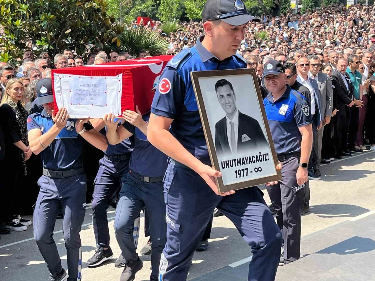 Belediye önüne Başkan Zeyrek’e acı veda
