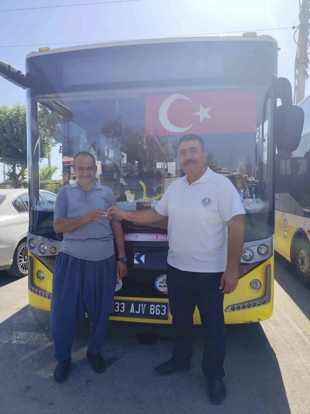 Belediye otobüsü şoförü bulduğu altını sahibine teslim etti
