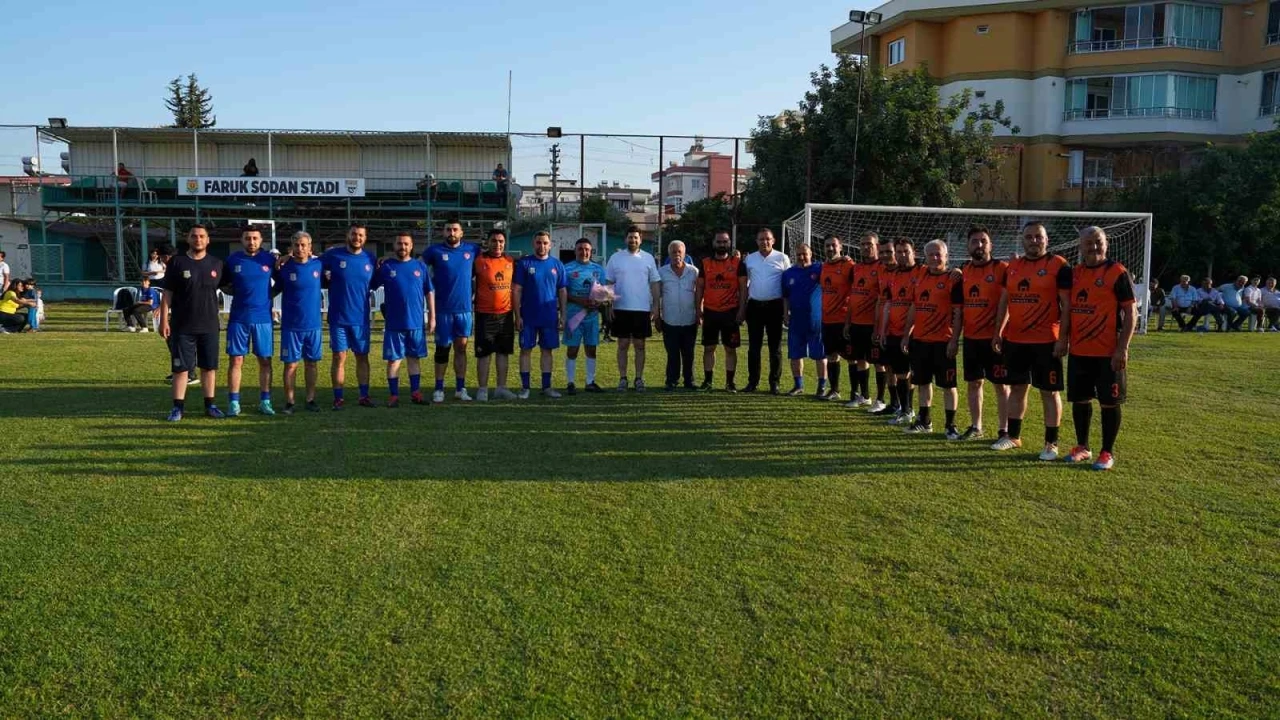 Belediye personeli ile muhtarlar dostluk maçında buluştu
