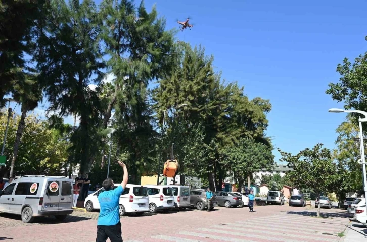 Belediye personeline ilk yardım &ccedil;antası dronla geldi
