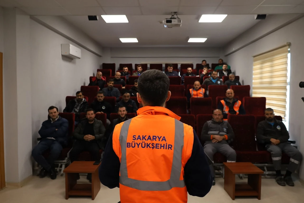 Belediye personellerine sokak hayvanları i&ccedil;in g&uuml;venli m&uuml;dahale eğitimi
