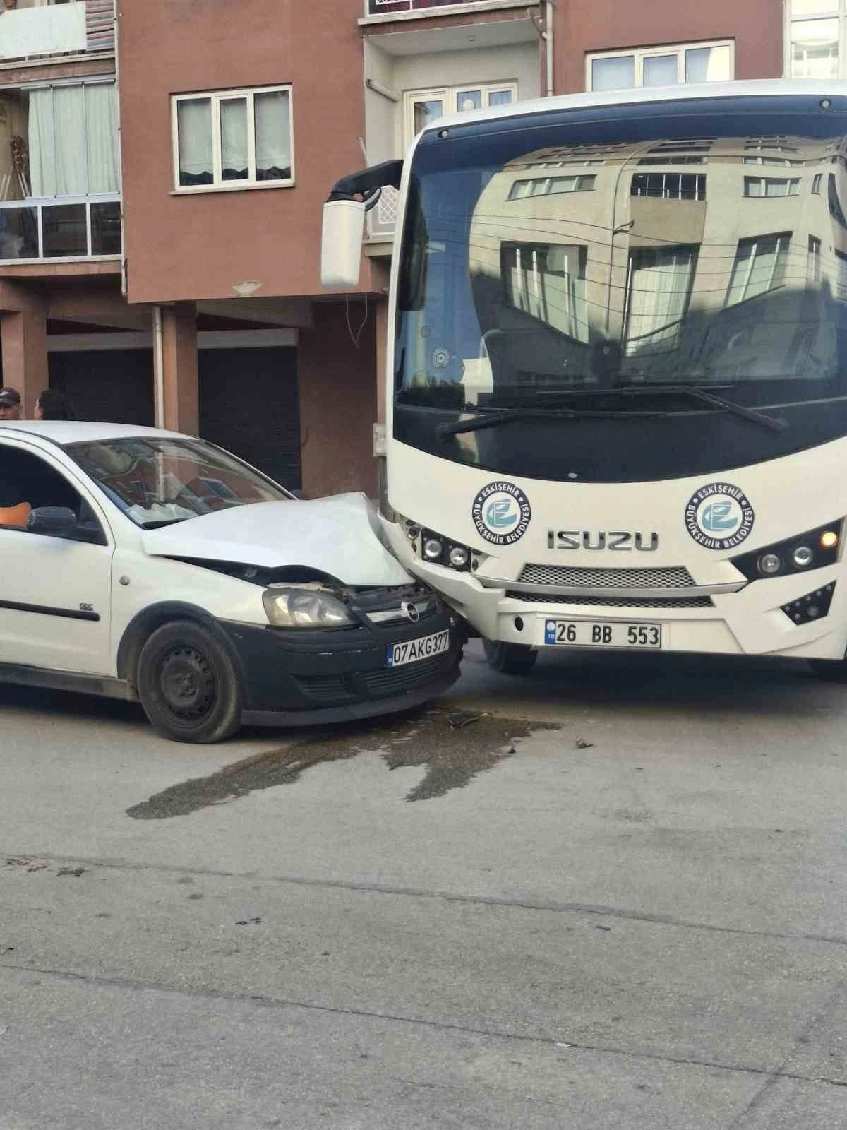 Belediye ve hafif ticari araç çarpıştı
