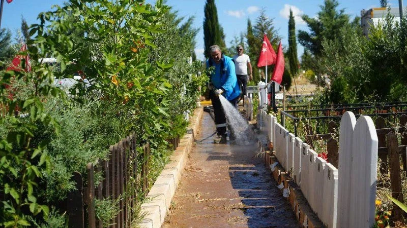 Belediyeden bayram öncesi mezarlıklarda temizlik çalışması
