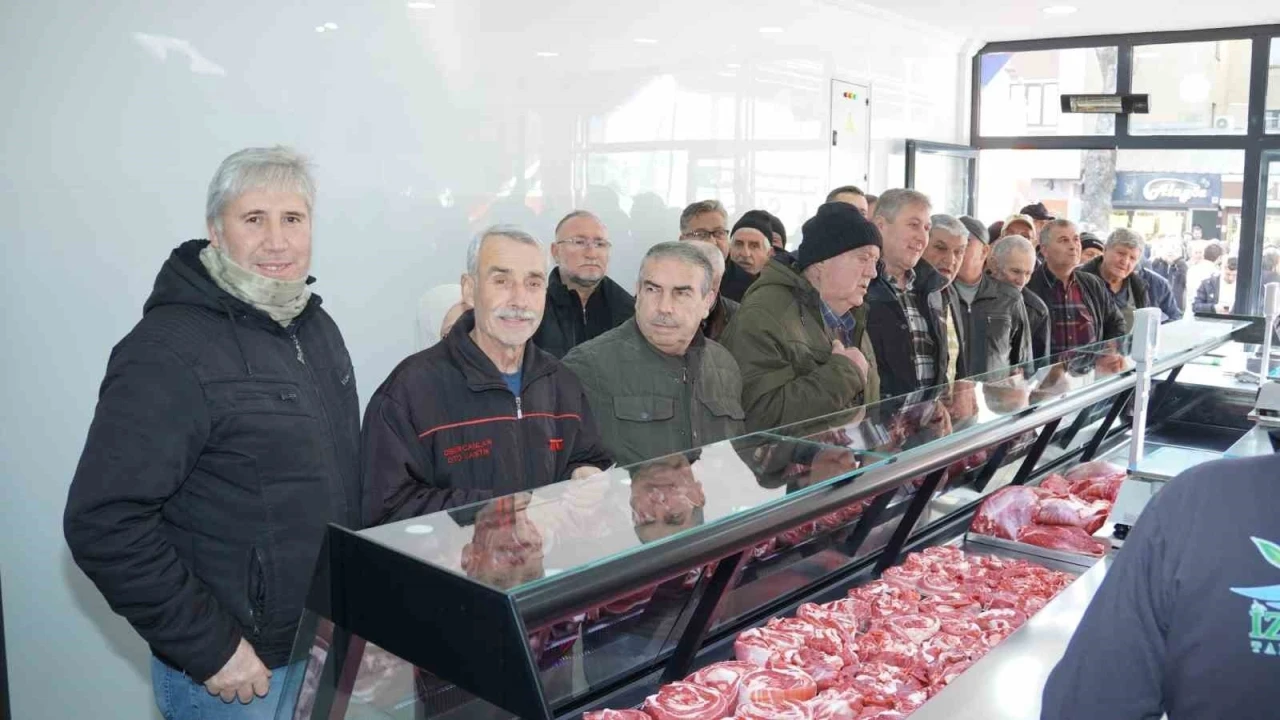 Belediyenin et satış noktası a&ccedil;ıldı, ilk g&uuml;n y&uuml;zde 50 indirimle &uuml;r&uuml;nler kapışıldı
