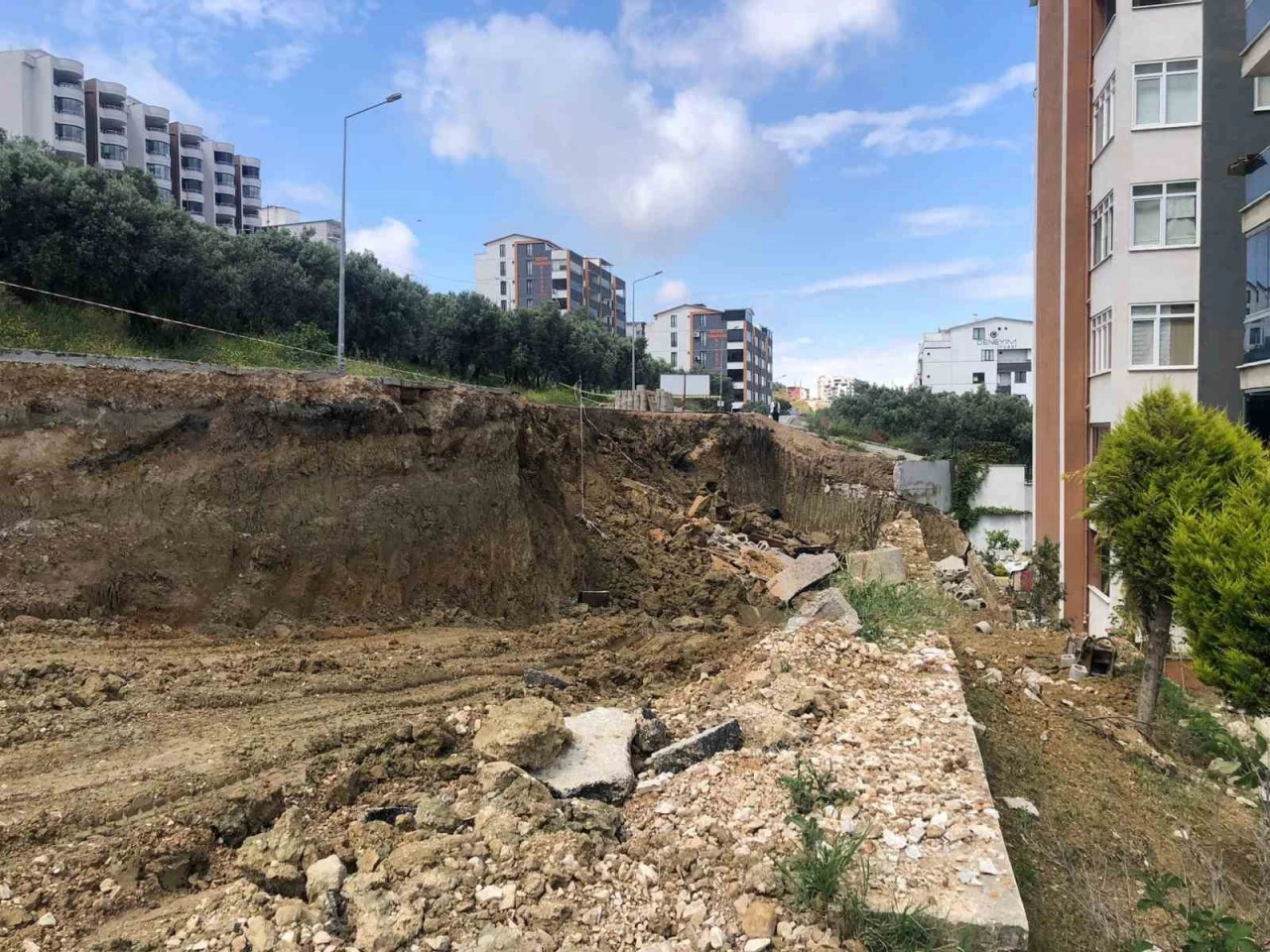 Belediyenin hafriyat aldığı yerde yol çöktü
