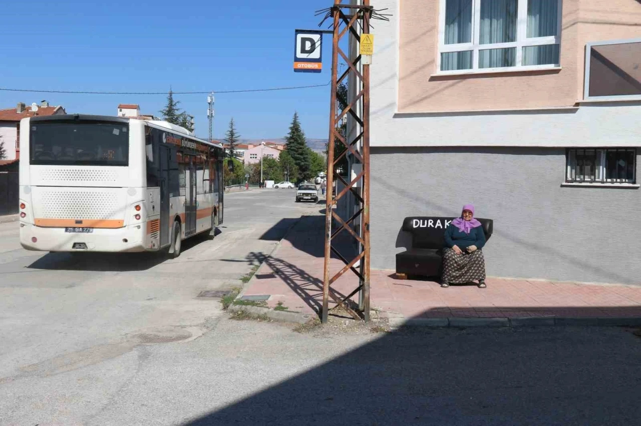 Belediyenin oturacak yer yapmadığı duraklara vatandaş evinden koltuk getirdi
