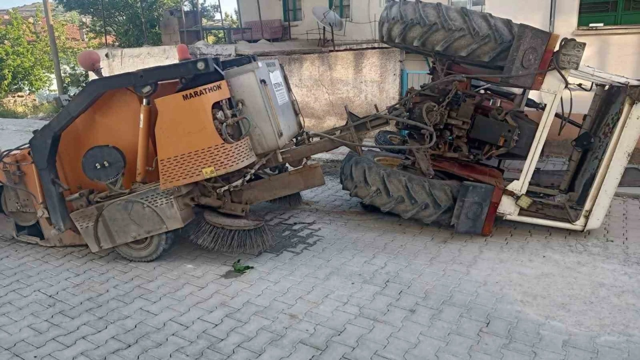 Belediyenin temizlik makinası ve traktörünü çalan hırsızlar kaza yaptı
