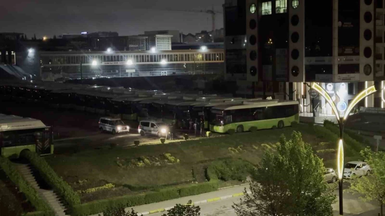 Belediyeye ait otobüsü çalmaya çalışan hırsızlar suçüstü yakalandı
