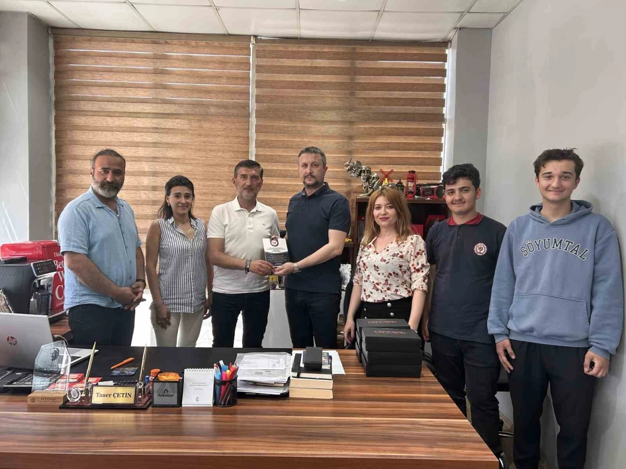 Bergama&rsquo;da T&uuml;rk&ccedil;e isimli iş yerlerine teşekk&uuml;r plaketi
