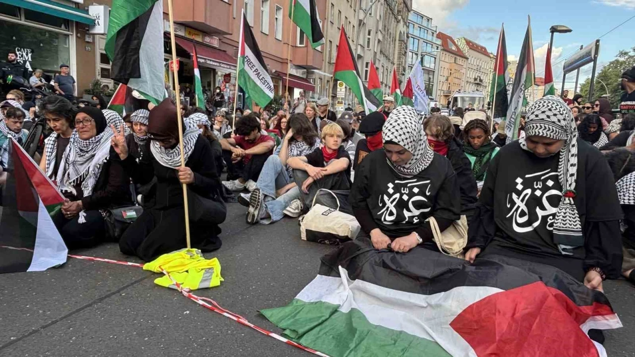 Berlin&rsquo;deki Filistin g&ouml;sterisinde polisten sert m&uuml;dahale
