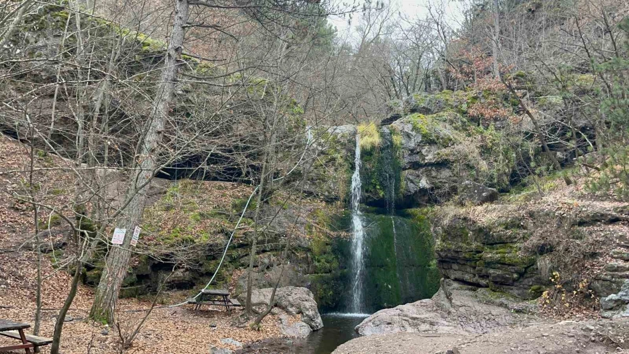 Beşikderesi Şelalesi&rsquo;nde kış manzarası
