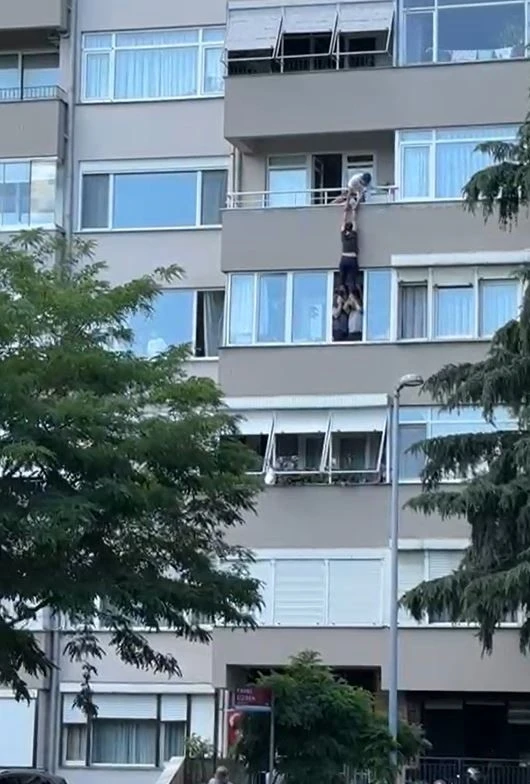 Beşiktaş’ta intihar girişiminde bulunan kadını komşuları son anda kurtardı: O anlar cep telefonu kamerasında
