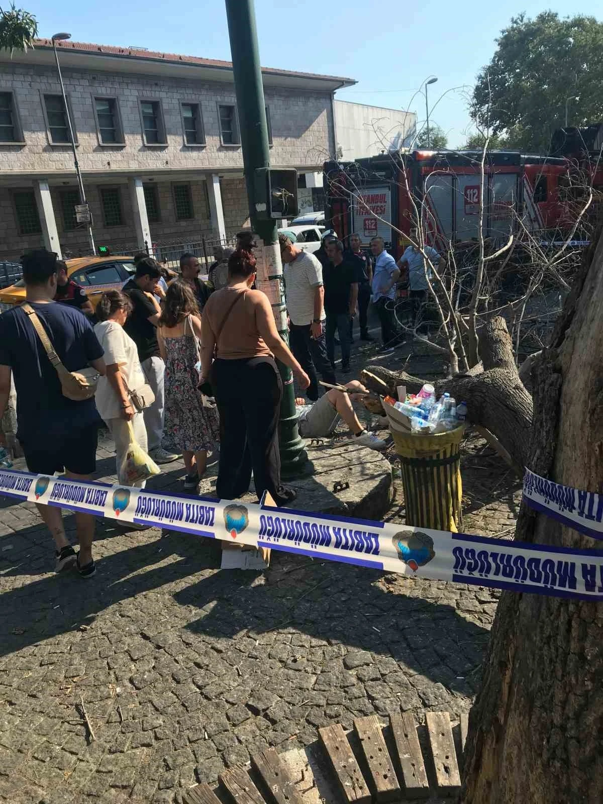 Beşiktaş’ta kaldırımda giden 3 kişinin üzerine ağaç devrildi
