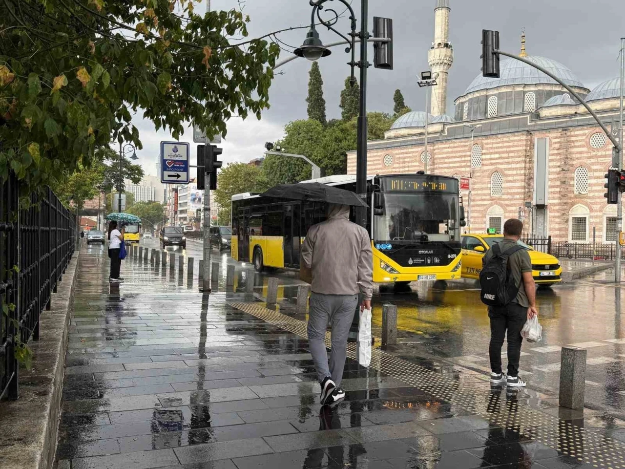 Beşiktaş&rsquo;ta sağanak etkili oluyor
