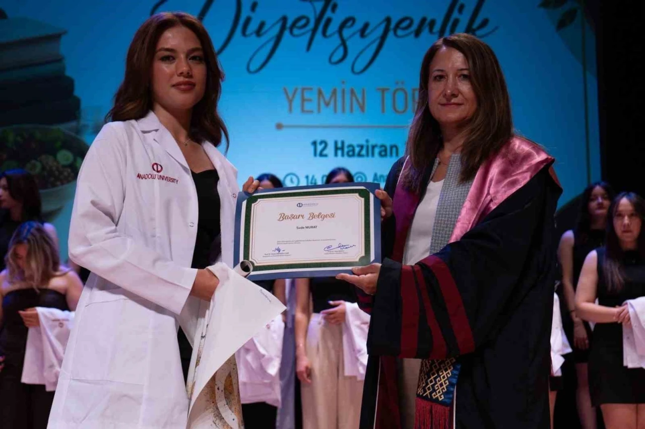Beslenme ve Diyetetik B&ouml;l&uuml;m&uuml; mezunları diyetisyenlik yemini etti
