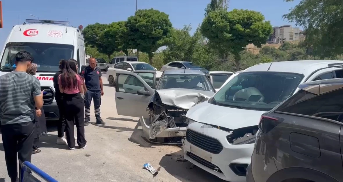 Besni’de iki otomobil çarpıştı: 3 yaralı
