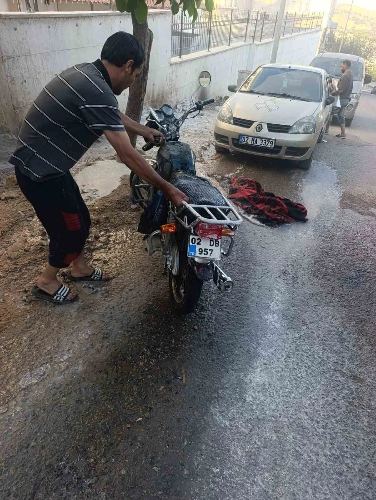 Besni&rsquo;de motosiklet yangını korkuttu neden oldu

