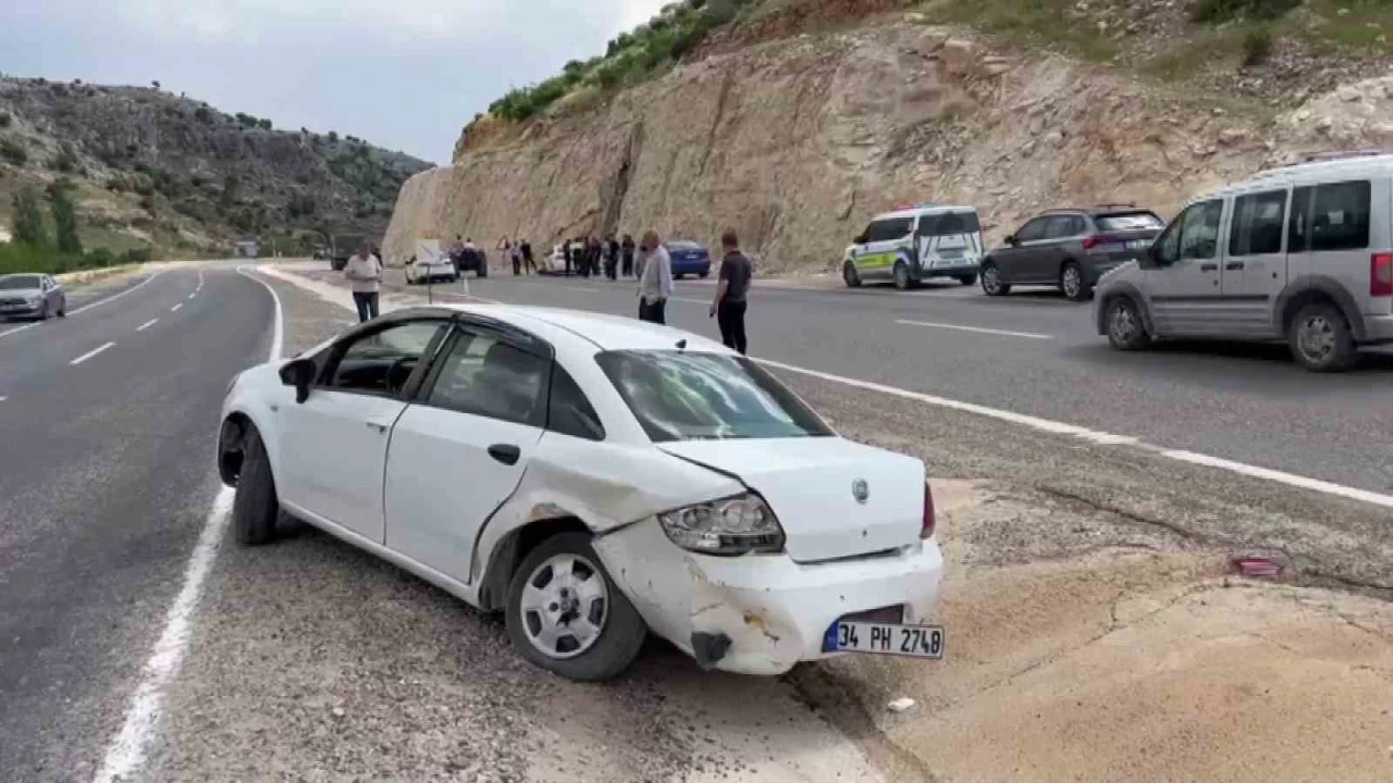 Besni&rsquo;de otomobiller &ccedil;arpıştı: 2 yaralı
