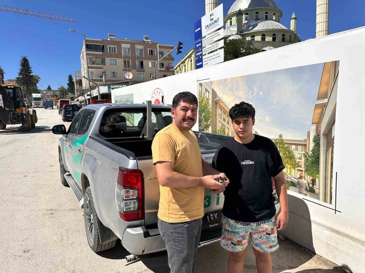 Besni’de yaralı halde bulunan ağaçkakan koruma altına alındı
