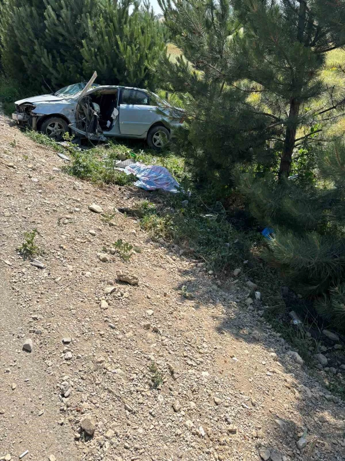 Beton bloğa çarpan otomobil sürücüsü olay yerinde hayatını kaybetti, 1 kişi yaralandı
