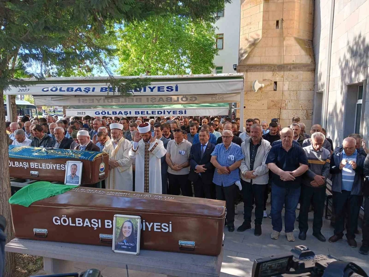 Beton kemerin üzerlerine devrilmesi sonucu hayatını kaybeden çift son yolculuklarına uğurlandı
