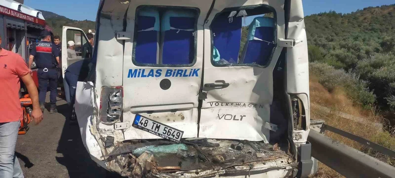 Beton mikseri dolmuşa çarptı: 1 ölü, 13 yaralı
