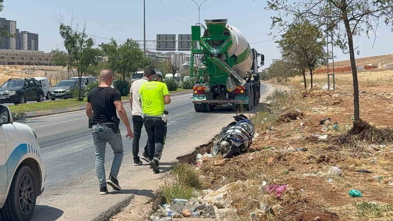 Beton mikserinin altında kalan motosikletteki kadın öldü, oğlu yaralandı
