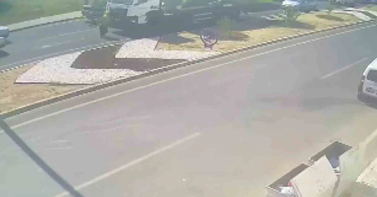 Beton mikserinin altında kaldı, kaza anı g&ouml;r&uuml;nt&uuml;leri ortaya &ccedil;ıktı
