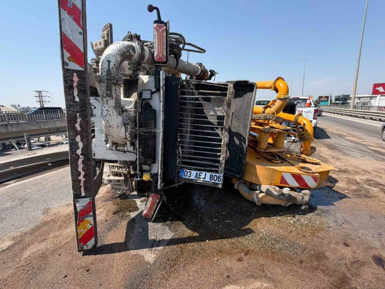 Beton pompası kamyonu bariyerlere &ccedil;arpıp yan yattı
