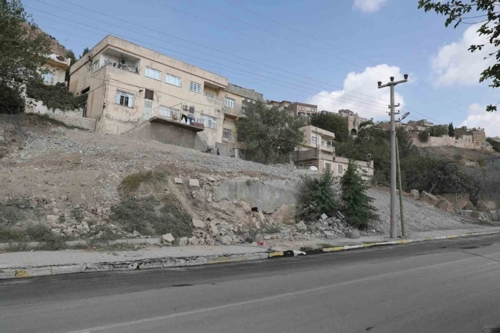 Betonarme binalar yıkılıyor tarihi Mardin g&uuml;n y&uuml;z&uuml;ne &ccedil;ıkıyor
