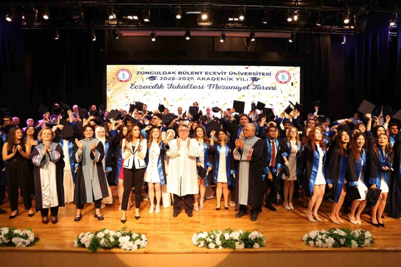 BEUN&rsquo;da geleceğin eczacıları mezuniyet sevinci yaşadı
