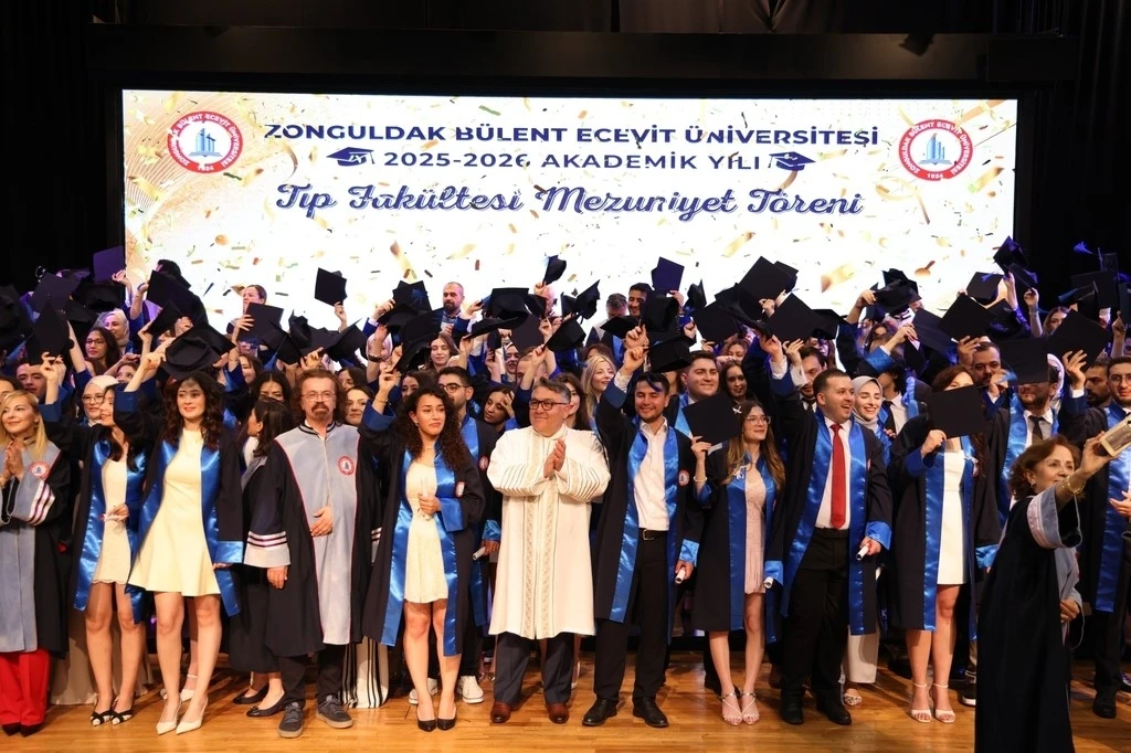 BEUN&rsquo;da gen&ccedil; doktorlar meslek hayatına uğurlandı
