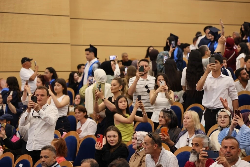 BEUN&rsquo;da sağlık ordusunun yeni neferleri mezuniyet coşkusu yaşadı
