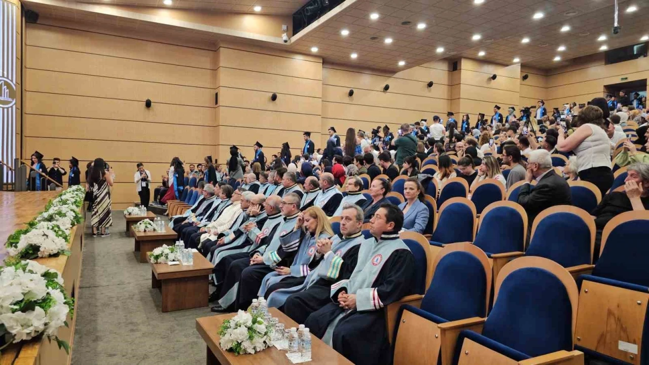 BEUN’de mezuniyet coşkusu: Sanat ve iletişimin gücüyle geleceğe uğurlandılar
