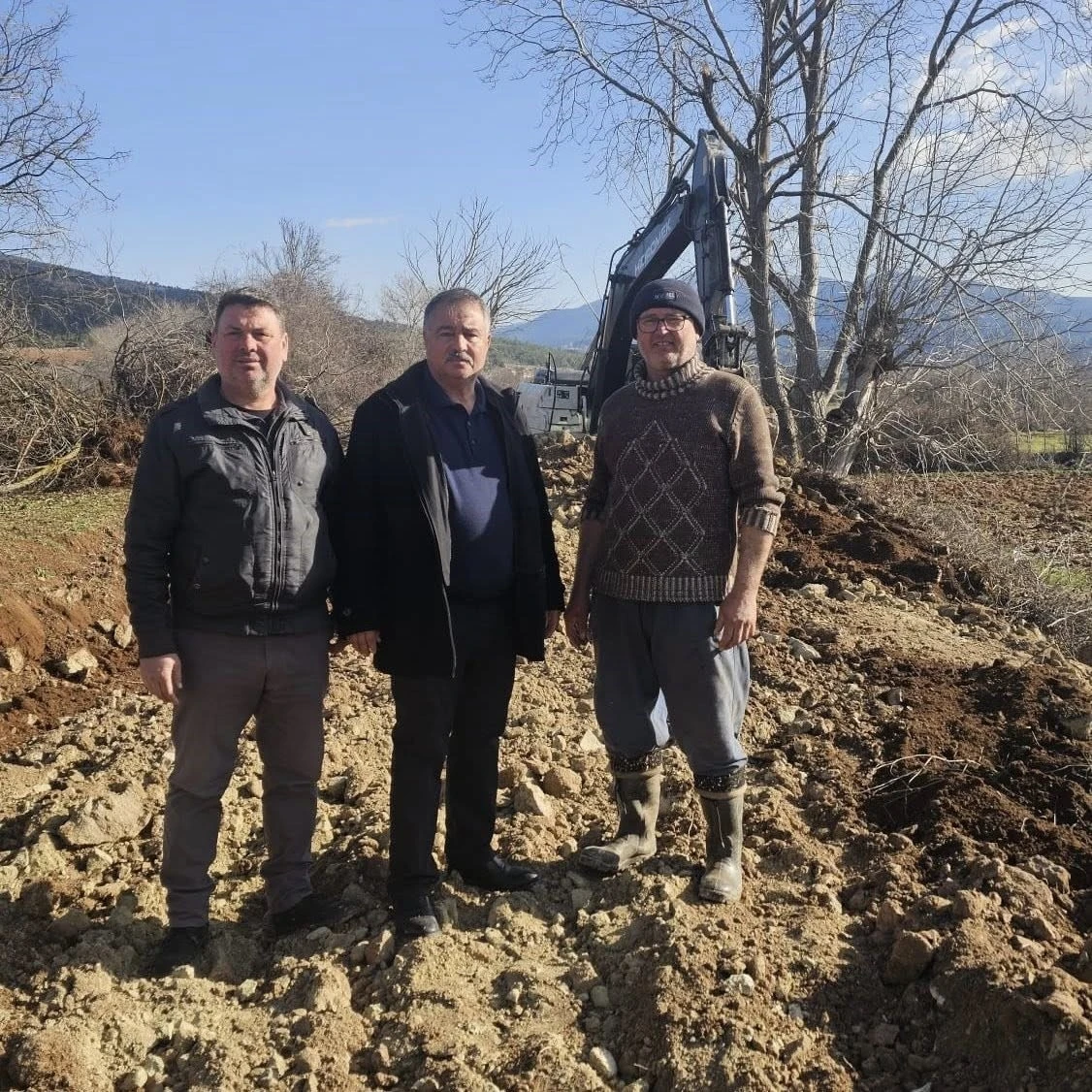 Beyağa&ccedil; Belediyesi ulaşımı olmayan araziler i&ccedil;in yol yapım &ccedil;alışmasını s&uuml;rd&uuml;r&uuml;yor

