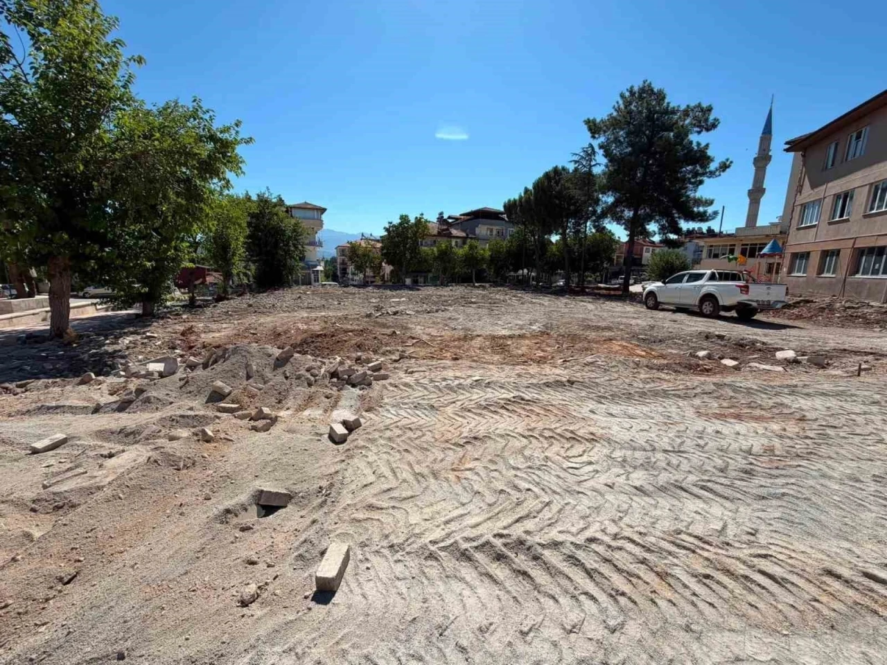 Beyağa&ccedil; &Ccedil;arşı Meydanı modern bir g&ouml;r&uuml;n&uuml;me kavuşuyor
