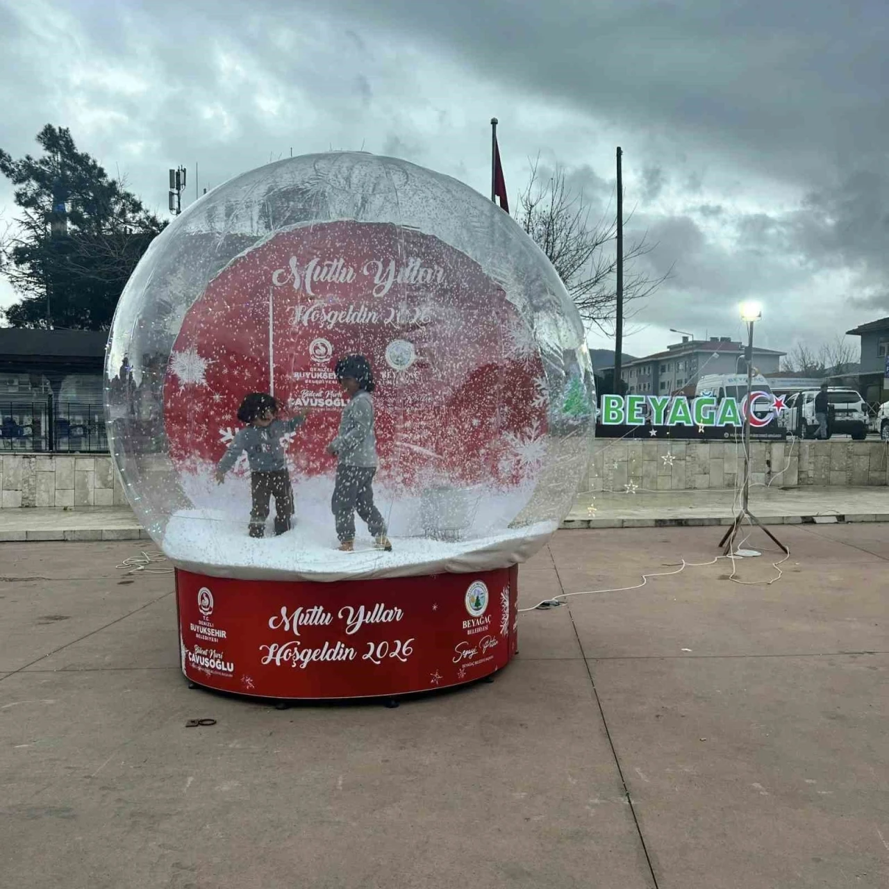 Beyağa&ccedil;lılar yılbaşı hatıralarını dev kar k&uuml;resiyle &ouml;l&uuml;ms&uuml;zleşiyor
